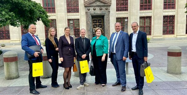 Delegation aus Dresden posiert vor den Columbuser Rathaus
