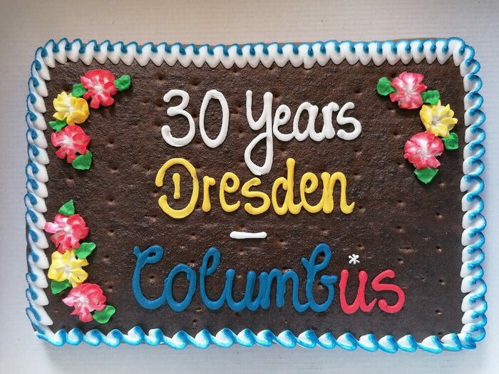 Lebkuchen mit bunter Aufschrift "30 years Dresden - Columbus" und Blumenverzierung