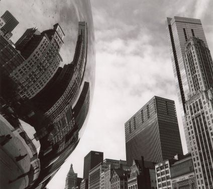 schwarz-weiß Foto mit künstlerisch verzerrter Skyline von Columbus