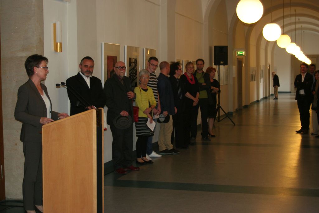 Oberbürgermeisterin Helma Orosz spricht bei der Vernissage in der Galerie 2. Stock im Rathaus, neben ihr die beteilgiten KünstlerInnen