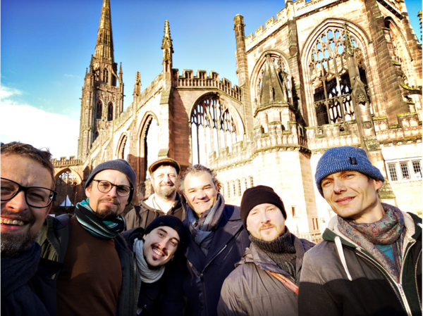 Gruppenbild vor der Coventry Kathedrale