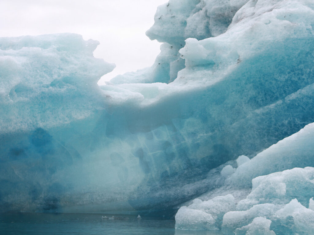 Kunst: "Metamophosen" von Lisa Gunn - Darstellung ähnelt Eisbergen im Meer