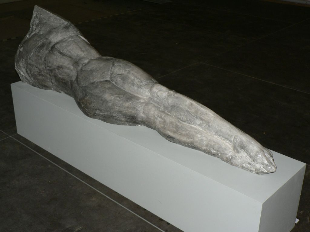 Skulptur mit liegenden Menschentorso der Dresdner Bildhauerin Kornelia Thümmel