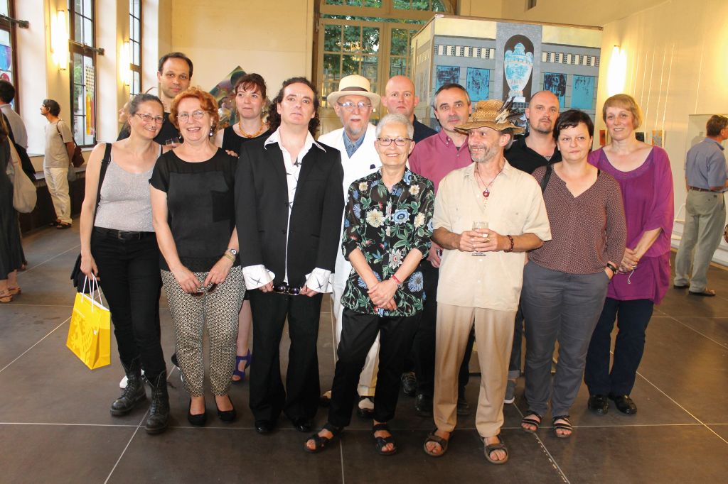Gruppenfoto der beteiligten KünstlerInnen in der Ausstellung beim Elbhangfest