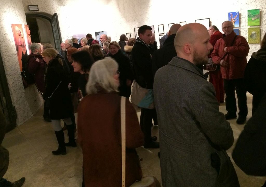 Viele BesucherInnen beim Betrachten der Ausstellung während der Eröffnung am 12. Februar 2019 in der Kreuzkirche