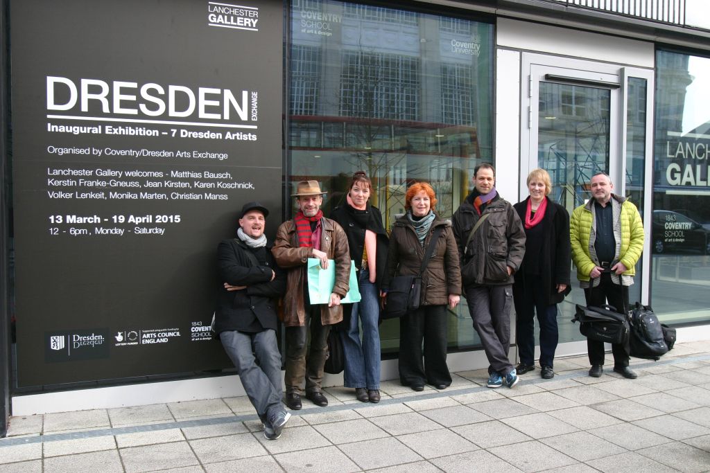 Gruppenfoto der sieben Dresdner KünstlerInnen vor der Galerie in Coventry