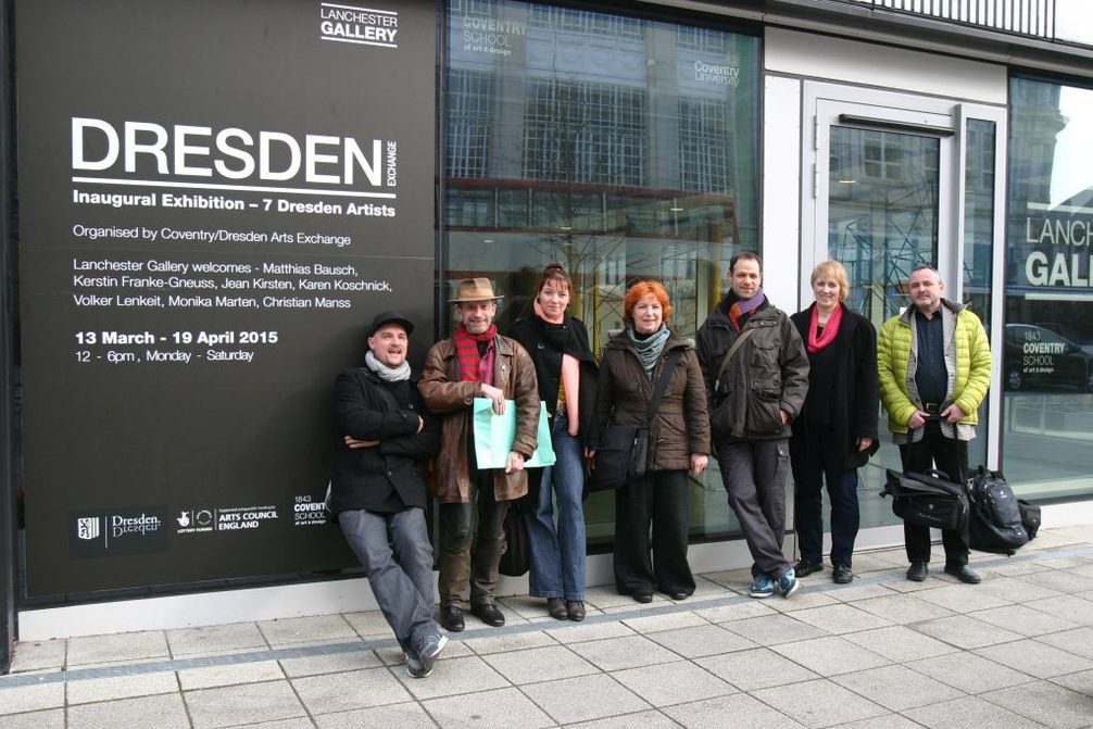 Gruppenfoto von Dresdner KünstlerInnen vor der Lanchester Galerie in Coventry
