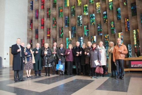 Gruppe der Exkursionsteilnehmer in der Neuen Kathedrale Coventry