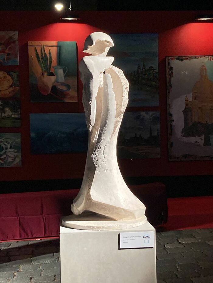 Skulptur "Redemption" - aus Stein ähnelt einer Frauengestalt