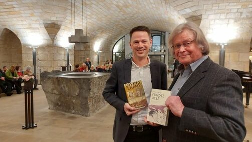 Buchautor Andrew March und Übersetzer Dr. Rainer Barczaitis präsentieren ihr Buchbei der Buchpremiere