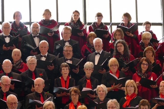 Nahaufnahme des Neuen Chores Dresden und Spires Music Coventry beim Konzert in der Kathedrale Coventry