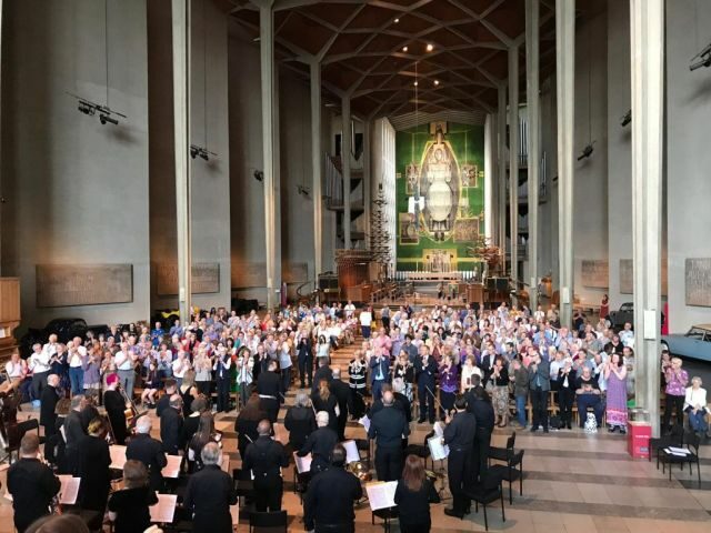 Blick vom Chor über das Orchester in das Hauptschiff der Kathedrale mit Publikum
