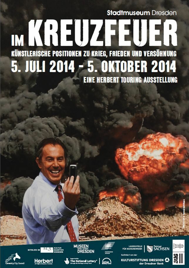 Plakat zur Ausstellung "Im Kreuzfeuer" mit dem britischen Premierminister Tony Blair vor einer schwarzen Rauchwolke