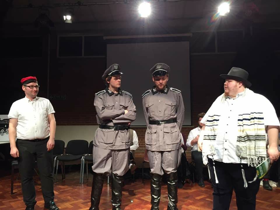 weitere Szene aus dem Theaterstück zwei Dorfbewohnern und zwei Personen in NS-Uniform