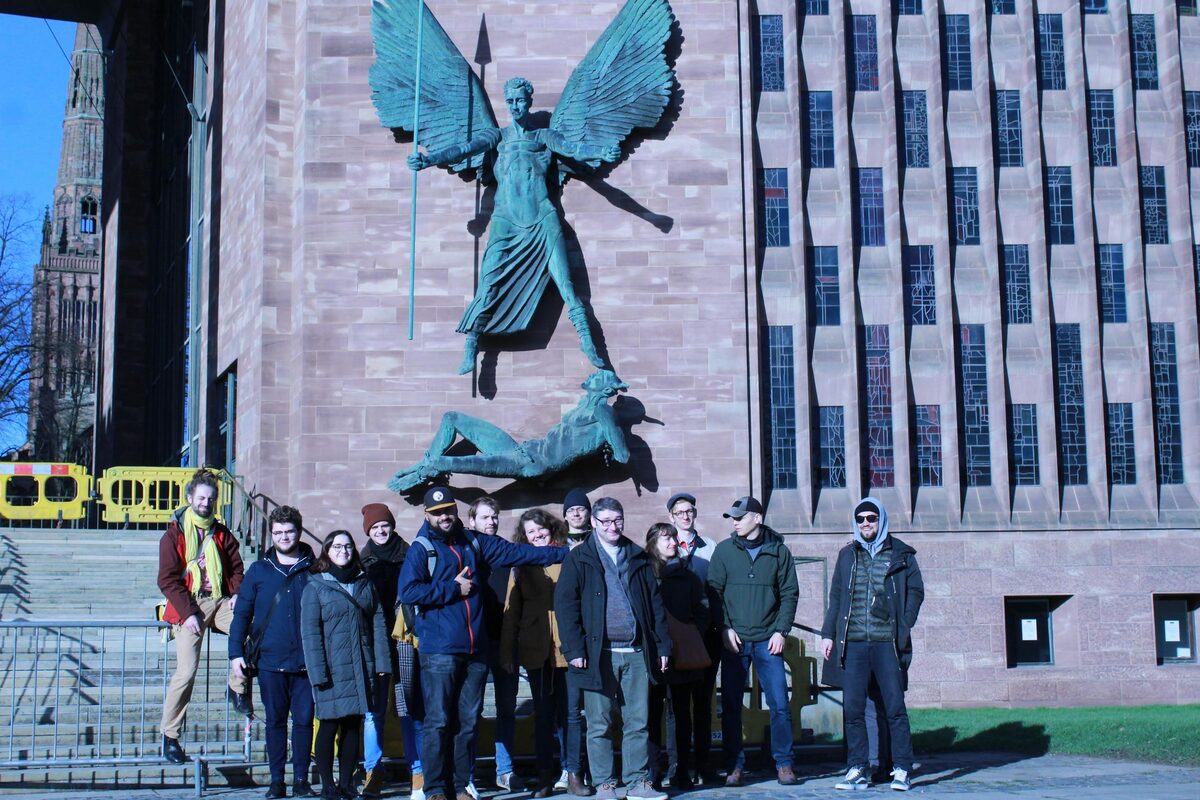 Gruppenfoto der Theatergruppe vor der neuen Kathedrale Coventry