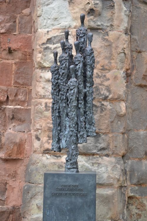Bronzeskulptur "Chor der Überlebenden" in der Ruine der Kathredrale Coventry