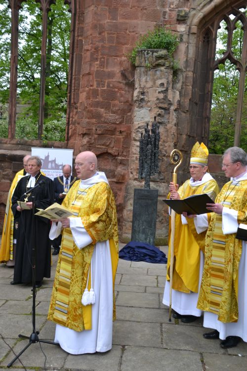 Einweihungsfeier am 20. Mai 2012: viele Gäste, mit dabei sind auch die Bischöfe Dr. Christopher Cocksworth/Coventry und Jochen Bohl/Landeskirche Sachsen