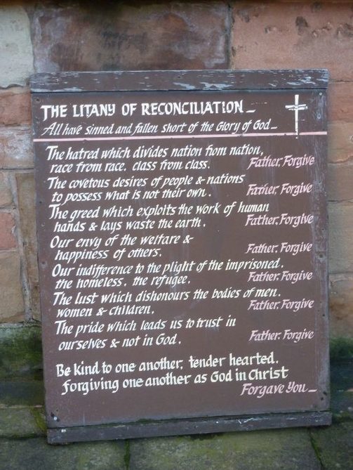 Tafel mit Versöhnungsliturgie in der Kathedrale Coventry