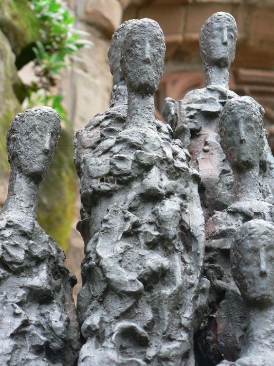 Skulpturdetail mit 4 Köpfen