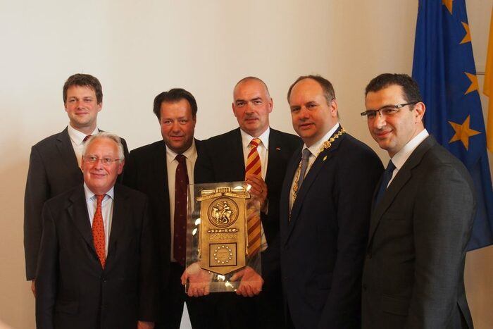 zu sehen ist eine Delegation der Parlamentarischen Versammlung des Europarates, Oberbürgermeister Dirk Hilbert und Bürgermeister Fredrik Nelander aus Vara/Schweden bei der Verleihung des Europapreises 2015
