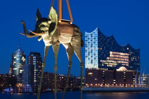 Kunstskulptur Elefant mit Elbphilharmonie im Hintergrund