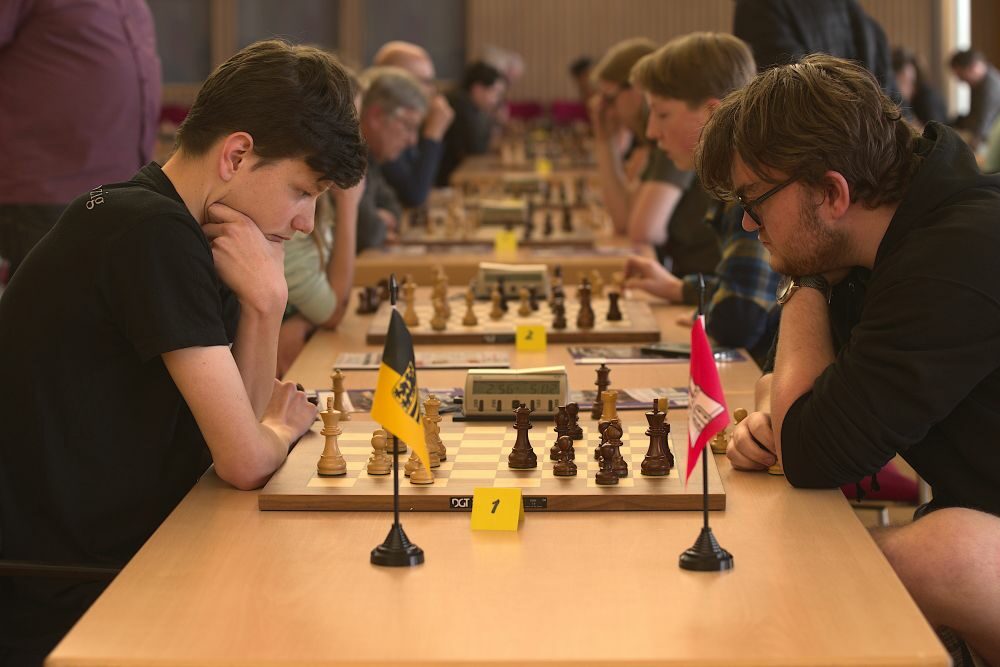 zwei Dresdner und Hamburger Schüler beim Schachspiel