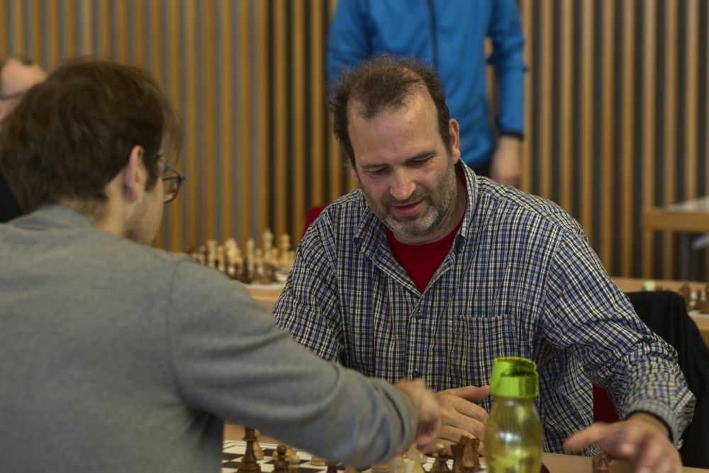 zwei Spieler beim Schach