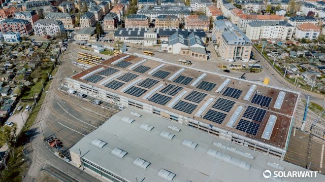 Luftaufnahme vom Betriebshof Trachenberge der DVB bedeckt mit rund 1.000 Glas-Glas Solarmodulen von SOLARWATT