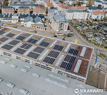 Luftaufnahme vom Betriebshof Trachenberge der DVB bedeckt mit rund 1.000 Glas-Glas Solarmodulen von SOLARWATT