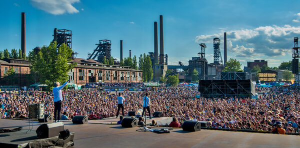 Konzert während des Festivals Colores of Ostrava; Blick von der Bühne ins Publikum