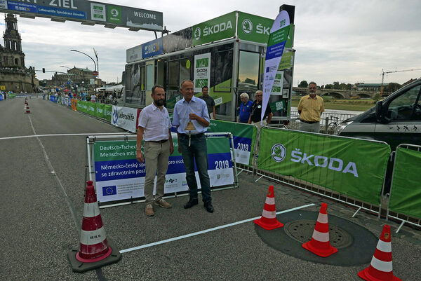 Primátor Tomáš Macura und Dr. Peter Lames geben das Startzeichen für ein 2-Kilometer-Inklusionsteamzeitfahren.