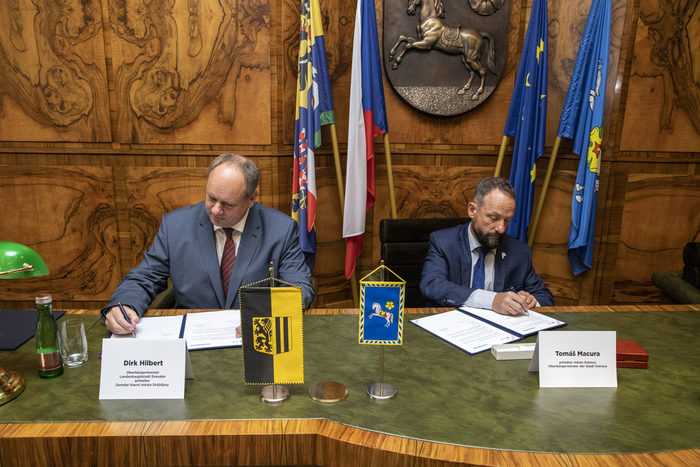 Dirk Hilbert und Primátor Tomáš Macura unterzeichnen ein Memorandum zur weiteren Zusammenarbeit