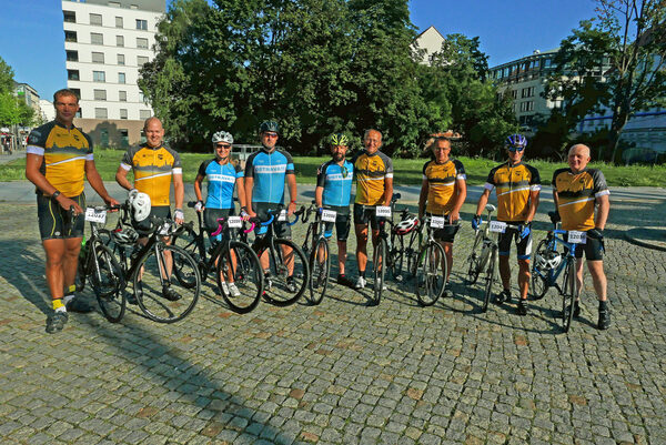 Team Ostrava und Team Dresden gemeinsam vor dem Start des Velorace Dresden.