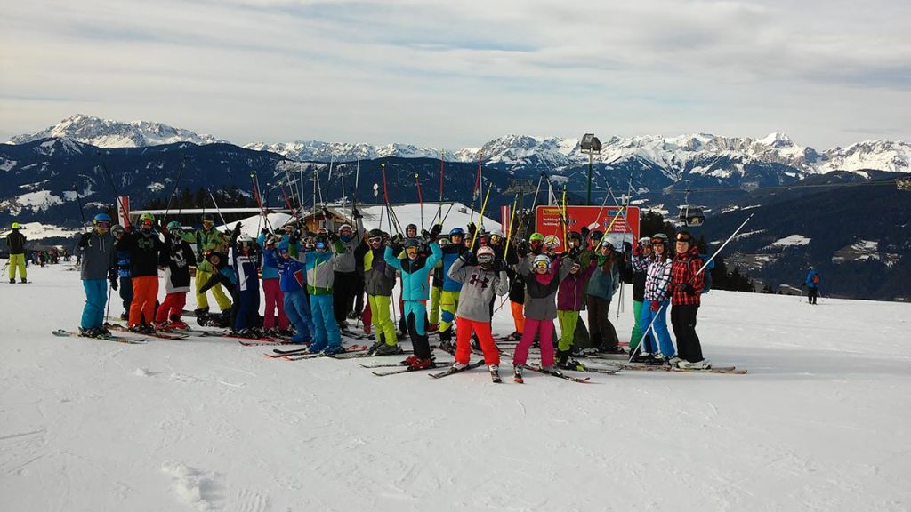 Jugendgruppe beim Wintersportcamp vor Alpenpanorama