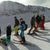 Jugendgruppe auf Skier in den Alpen