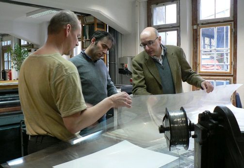 Drei Künstler beim Fachsimpeln in der Grafikwerkstatt Dresden