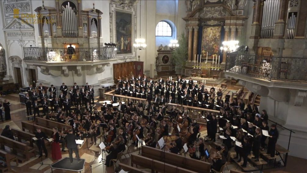 Chöre und Orchester beim Konzert im Salzburger Dom