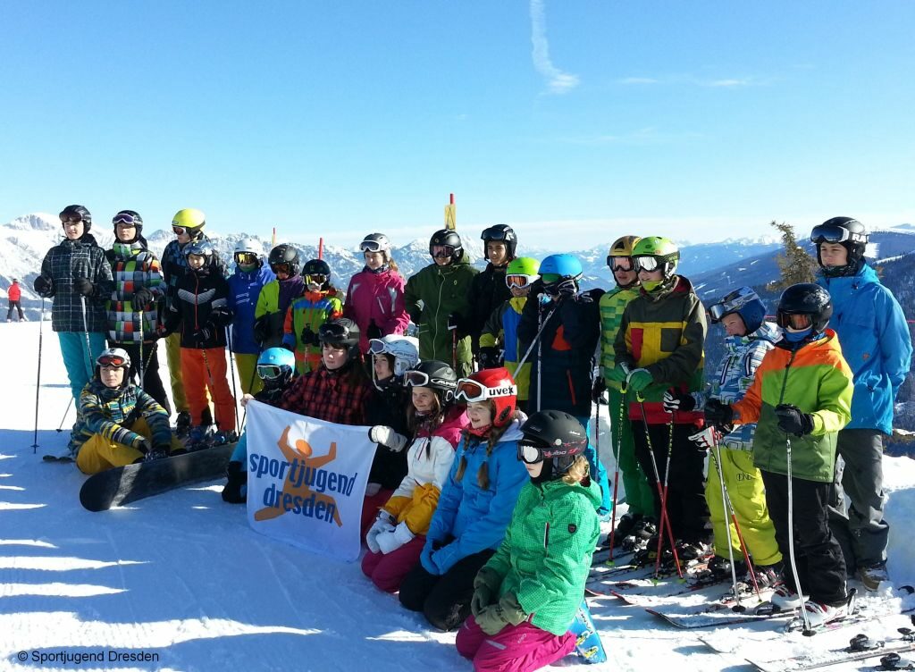 Gruppenfoto Jugendlichen aus Dresden und Salzburg bei Wintersportwoche in den Alpen