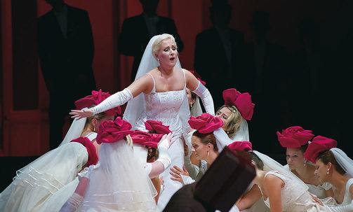 Sängerin und Balletttänzerinnen bei einer Operaufführung zu den Salzburger Festspielen