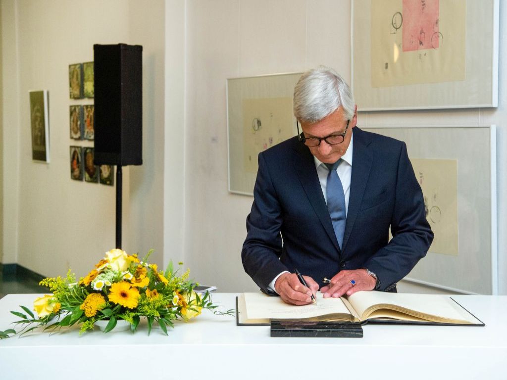 Bürgermeister Harald Preuner aus Salzburg trägt sich in das Goldene Buch der Landeshauptstadt Dresden ein
