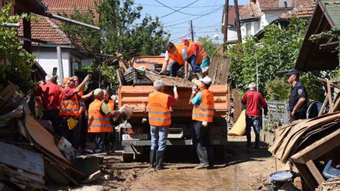 Beräumung einer Straße, LKW wird mit zerstörten Hausmobiliar beladen