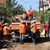 Beräumung einer Straße, LKW wird mit zerstörten Hausmobiliar beladen