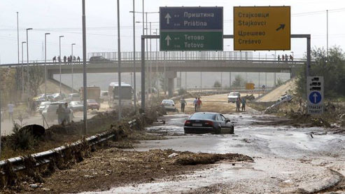 überschwemmte Stadtautobahn mit Autowracks