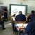 Feuerwehrmänner aus Skopje sitzen in einem Seminarraum und verfolgen die Vortrag eines Kollegen der Feuerwehr Dresden