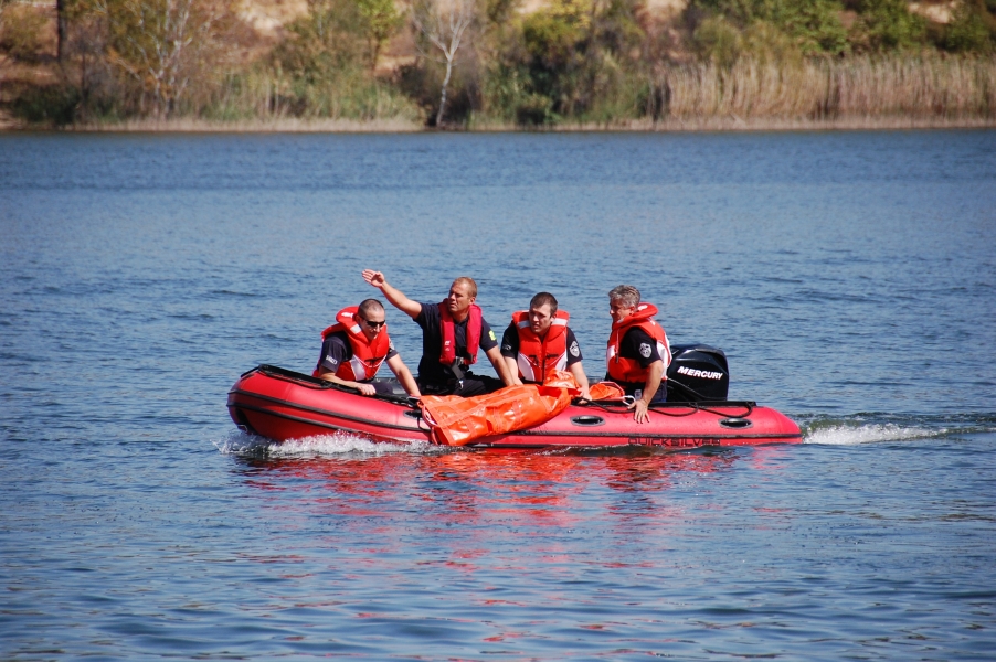 Feuerwehrteam im Boot auf dem Fluss