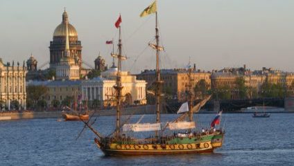 Newa mit Schiffen und Blick auf Admiralität und Isaakskathedrale