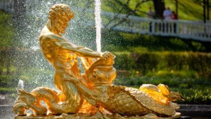 Wasserspiel im Park von Peterhof mit goldenen Figuren