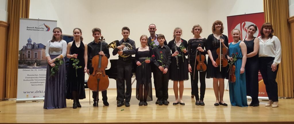 Junge Musikertalente aus St. Petersburg und Dresden mit ihren Betreuerinnen und Betreuern, die nach dem Konzert noch einmal auf die Bühne kamen
