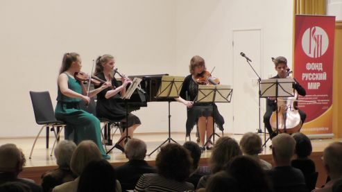 Quartett junger Künstlerinnen und Künstler beim Musizieren