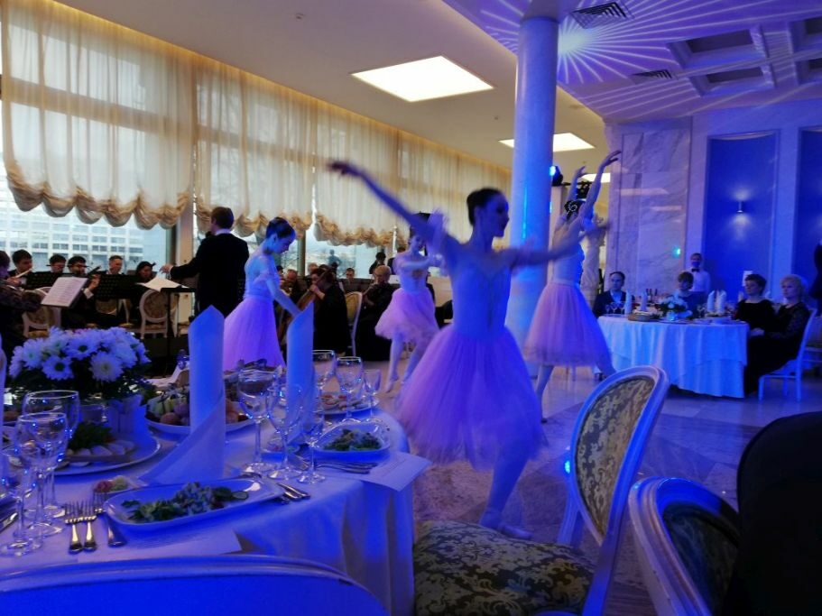 Klassisches Ballett mit Tänzerinnen in blauem Licht